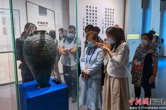 参观“泉州:宋元中国的世界海洋商贸中心”展示馆。孙虹 摄 参观“泉州:宋元中国的世界海洋商贸中心”展示馆。孙虹 摄
