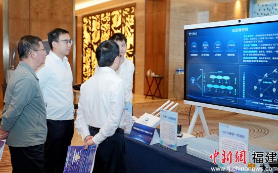 图为与会嘉宾参观。 图为与会嘉宾参观。