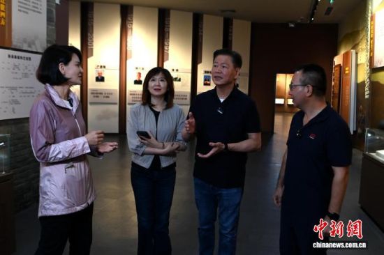 10月20日,台湾知名时事评论员赖岳谦(右二)与妻子周玉琴首次回到福建省龙岩市上杭县寻根。图为赖岳谦夫妇在客家族谱博物馆参访。中新网记者 张金川 摄 10月20日,台湾知名时事评论员赖岳谦(右二)与妻子周玉琴首次回到福建省龙岩市上杭县寻根。图为赖岳谦夫妇在客家族谱博物馆参访。中新网记者 张金川 摄