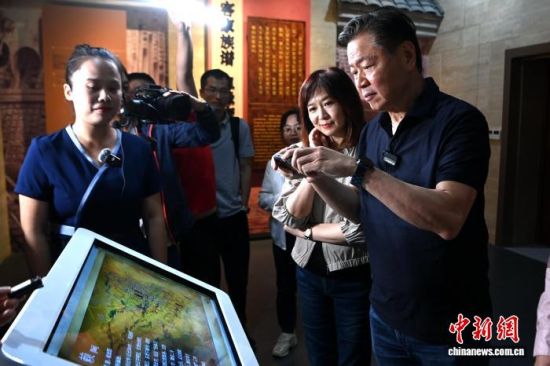10月20日,台湾知名时事评论员赖岳谦(右一)与妻子周玉琴首次回到福建省龙岩市上杭县寻根。图为赖岳谦夫妇在客家族谱博物馆参访。中新网记者 张金川 摄 10月20日,台湾知名时事评论员赖岳谦(右一)与妻子周玉琴首次回到福建省龙岩市上杭县寻根。图为赖岳谦夫妇在客家族谱博物馆参访。中新网记者 张金川 摄