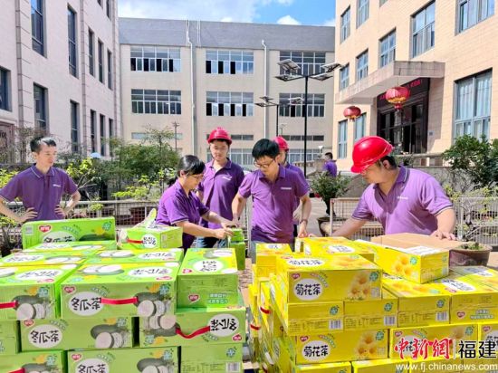 图为东亚机械公司为员工送上防暑降温物品。 图为东亚机械公司为员工送上防暑降温物品。