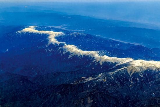 秦岭鳌太线的积雪峰脊 图/IC 秦岭鳌太线的积雪峰脊 图/IC