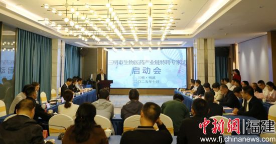 图为特聘专家团团长:天津大学药物科学与技术学院第一任院长、教授、博士生导师赵康致辞。王翠萍摄 图为特聘专家团团长:天津大学药物科学与技术学院第一任院长、教授、博士生导师赵康致辞。王翠萍摄