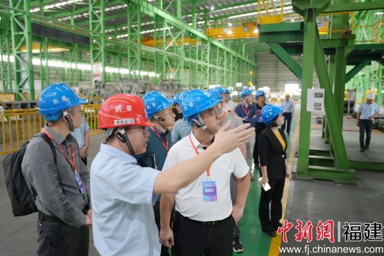 青年科技工作者深入“油头、粮头、钢头”三类主导产业的一线企业开展实地调研。共青团漳州市委供图 青年科技工作者深入“油头、粮头、钢头”三类主导产业的一线企业开展实地调研。共青团漳州市委供图