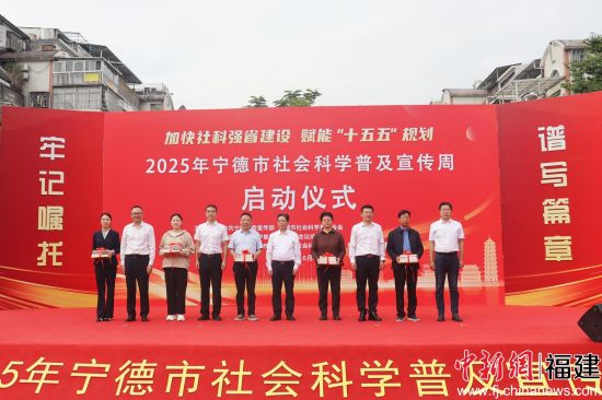 赠送社科普及读物。林榕生 摄   赠送社科普及读物。林榕生 摄