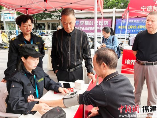 民众义诊。林榕生 摄   民众义诊。林榕生 摄
