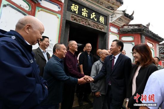 10月21日上午,赖岳谦夫妇冒雨来到赖坊村的赖氏宗祠祭祖,受到了宗亲热情迎接。中新网记者 张金川 摄 10月21日上午,赖岳谦夫妇冒雨来到赖坊村的赖氏宗祠祭祖,受到了宗亲热情迎接。中新网记者 张金川 摄