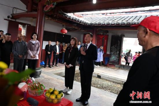 10月21日上午,赖岳谦夫妇冒雨来到赖坊村的赖氏宗祠祭祖,受到了宗亲热情迎接。中新网记者 张金川 摄 10月21日上午,赖岳谦夫妇冒雨来到赖坊村的赖氏宗祠祭祖,受到了宗亲热情迎接。中新网记者 张金川 摄