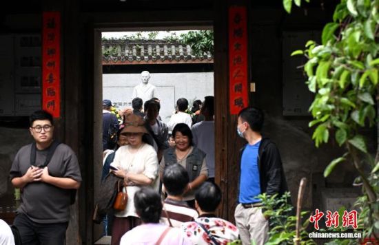 10月25日,市民、游客在福州吴石故居参观。近日,位于福建省福州市仓山区螺洲镇的吴石故居参观热度持续攀升,许多游客特意到此缅怀这位隐蔽战线上的英雄。中新社记者 吕明 摄 10月25日,市民、游客在福州吴石故居参观。近日,位于福建省福州市仓山区螺洲镇的吴石故居参观热度持续攀升,许多游客特意到此缅怀这位隐蔽战线上的英雄。中新社记者 吕明 摄