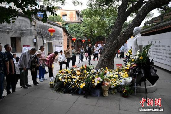 10月25日,游人向吴石雕像鞠躬致敬。近日,位于福建省福州市仓山区螺洲镇的吴石故居参观热度持续攀升,许多游客特意到此缅怀这位隐蔽战线上的英雄。中新社记者 吕明 摄 10月25日,游人向吴石雕像鞠躬致敬。近日,位于福建省福州市仓山区螺洲镇的吴石故居参观热度持续攀升,许多游客特意到此缅怀这位隐蔽战线上的英雄。中新社记者 吕明 摄