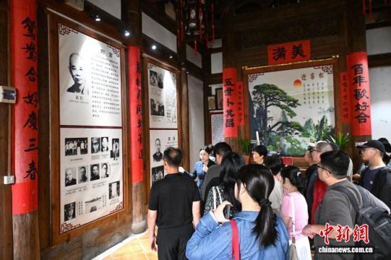 10月25日,市民、游客在福州吴石故居参观。近日,位于福建省福州市仓山区螺洲镇的吴石故居参观热度持续攀升,许多游客特意到此缅怀这位隐蔽战线上的英雄。中新社记者 吕明 摄 10月25日,市民、游客在福州吴石故居参观。近日,位于福建省福州市仓山区螺洲镇的吴石故居参观热度持续攀升,许多游客特意到此缅怀这位隐蔽战线上的英雄。中新社记者 吕明 摄