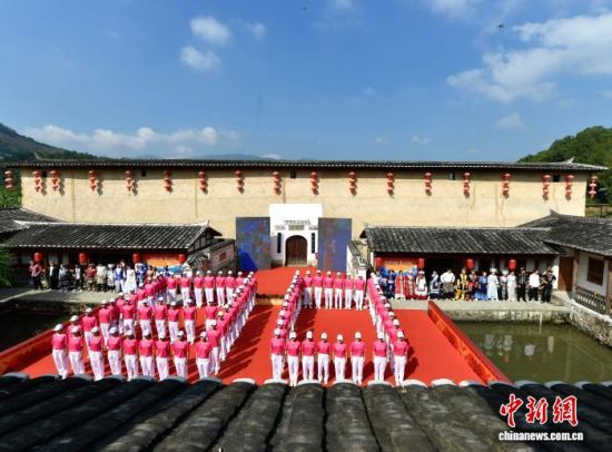 10ÔÂ25ÈÕ£¬Á½°¶¸÷Ãñ×å´ú±íÔÚÓÀ°²¸´Ð˱¤ÅÅÁгɡ°80¡±×ÖÑù£¬¼ÍÄį̂Íå¹â¸´80ÖÜÄê¡£¡¡ÖÐÐÂÉç¼ÇÕß Õűó Éã 10ÔÂ25ÈÕ£¬Á½°¶¸÷Ãñ×å´ú±íÔÚÓÀ°²¸´Ð˱¤ÅÅÁгɡ°80¡±×ÖÑù£¬¼ÍÄį̂Íå¹â¸´80ÖÜÄê¡£¡¡ÖÐÐÂÉç¼ÇÕß Õűó Éã