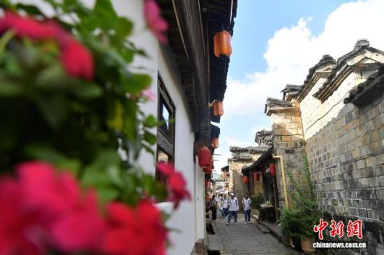10月17日,学子在福建南平武夷山市五夫镇兴贤古街研学。 中新社记者 张斌 摄 10月17日,学子在福建南平武夷山市五夫镇兴贤古街研学。 中新社记者 张斌 摄