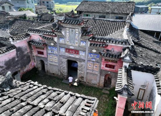 10月17日,游客在位于五夫镇兴贤古街的兴贤书院参观,朱熹少时在这里读书、中年时在这里讲学。(无人机照片) 中新社记者 张斌 摄 10月17日,游客在位于五夫镇兴贤古街的兴贤书院参观,朱熹少时在这里读书、中年时在这里讲学。(无人机照片) 中新社记者 张斌 摄