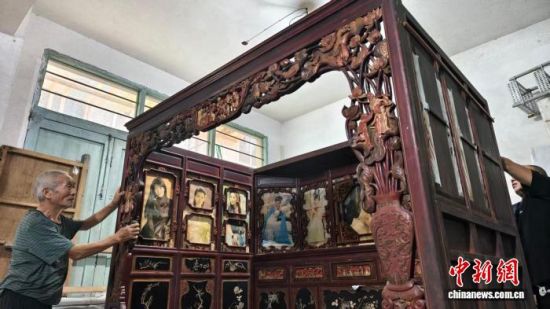 ͼΪ½ðÆáľµñ´ó´²£¬ÎÆÊη±¸´»ªÃÀ£¬ÈËÎï¡¢»¨²ÝèòèòÈçÉú¡£ÕŽú Éã ͼΪ½ðÆáľµñ´ó´²£¬ÎÆÊη±¸´»ªÃÀ£¬ÈËÎï¡¢»¨²ÝèòèòÈçÉú¡£ÕŽú Éã