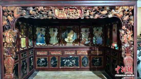 ͼΪ½ðÆáľµñ´ó´²£¬ÎÆÊη±¸´»ªÃÀ£¬ÈËÎï¡¢»¨²ÝèòèòÈçÉú¡£ÕŽú Éã ͼΪ½ðÆáľµñ´ó´²£¬ÎÆÊη±¸´»ªÃÀ£¬ÈËÎï¡¢»¨²ÝèòèòÈçÉú¡£ÕŽú Éã