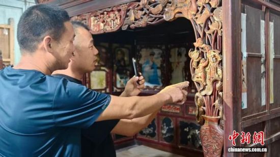 ͼΪ½ðÆáľµñ´ó´²£¬ÎÆÊη±¸´»ªÃÀ£¬ÈËÎï¡¢»¨²ÝèòèòÈçÉú¡£ÕŽú Éã ͼΪ½ðÆáľµñ´ó´²£¬ÎÆÊη±¸´»ªÃÀ£¬ÈËÎï¡¢»¨²ÝèòèòÈçÉú¡£ÕŽú Éã