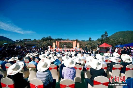 ¡°2025Äê¹ÅÌïÀûÑóÅÚµ¯ÊÁ²ÉÕª¼¾ôß¡®µÎË®ÖúÅ©¡¯µçÉÌÖ±²¥×ß½øÀûÑó»î¶¯¡±ÏÖ³¡¡£ÄþµÂÊйÅÌïÏØ³Ç¶«½ÖµÀ ¹©Í¼ ¡°2025Äê¹ÅÌïÀûÑóÅÚµ¯ÊÁ²ÉÕª¼¾ôß¡®µÎË®ÖúÅ©¡¯µçÉÌÖ±²¥×ß½øÀûÑó»î¶¯¡±ÏÖ³¡¡£ÄþµÂÊйÅÌïÏØ³Ç¶«½ÖµÀ ¹©Í¼