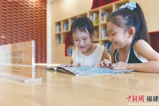 孩子们在图书馆愉快地阅读。   孩子们在图书馆愉快地阅读。