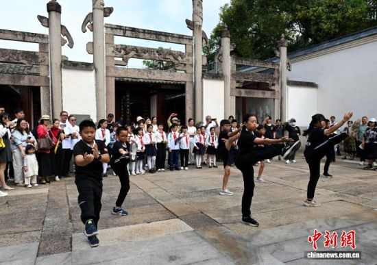 图为台湾云林县顺武堂武术协会学员进行武术表演。中新社记者 吕明 摄 图为台湾云林县顺武堂武术协会学员进行武术表演。中新社记者 吕明 摄