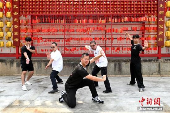 图为两岸武术爱好者进行武术表演。中新社记者 吕明 摄 图为两岸武术爱好者进行武术表演。中新社记者 吕明 摄