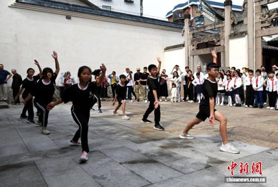 图为台湾云林县顺武堂武术协会学员进行武术表演。中新社记者 吕明 摄 图为台湾云林县顺武堂武术协会学员进行武术表演。中新社记者 吕明 摄