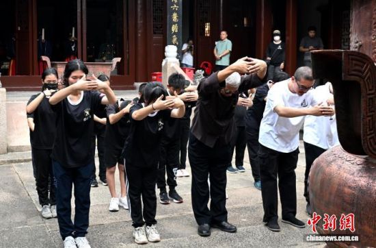 图为两岸青少年代表参加祭孔仪式。中新社记者 吕明 摄 图为两岸青少年代表参加祭孔仪式。中新社记者 吕明 摄