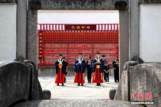 图为传统祭孔仪式展演。中新社记者 吕明 摄 图为传统祭孔仪式展演。中新社记者 吕明 摄