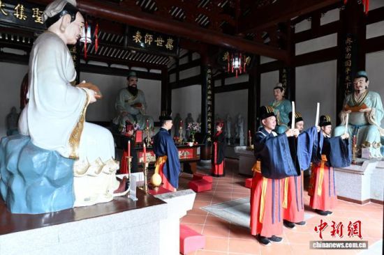 图为传统祭孔仪式展演。中新社记者 吕明 摄 图为传统祭孔仪式展演。中新社记者 吕明 摄