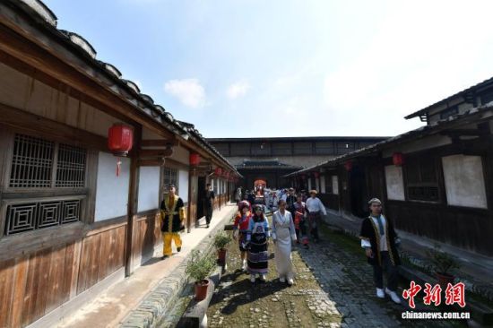 图为各民族代表在复兴堡内参观。中新社记者 张斌 摄 图为各民族代表在复兴堡内参观。中新社记者 张斌 摄