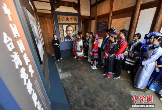 图为各民族代表在复兴堡内参观。中新社记者 张斌 摄 图为各民族代表在复兴堡内参观。中新社记者 张斌 摄