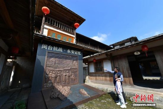 图为家长带着小朋友在复兴堡内参观。中新社记者 张斌 摄 图为家长带着小朋友在复兴堡内参观。中新社记者 张斌 摄