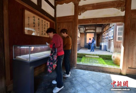 图为台胞(左一、左二)在复兴堡内参观。中新社记者 张斌 摄 图为台胞(左一、左二)在复兴堡内参观。中新社记者 张斌 摄