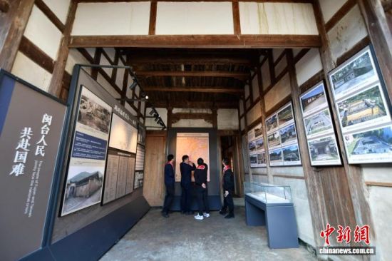 图为参观者在复兴堡内参观。中新社记者 张斌 摄 图为参观者在复兴堡内参观。中新社记者 张斌 摄