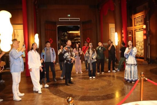 ´ïÈËÃÇÔÚÃöԽˮÕò²Î¹Û¡£ ´ïÈËÃÇÔÚÃöԽˮÕò²Î¹Û¡£