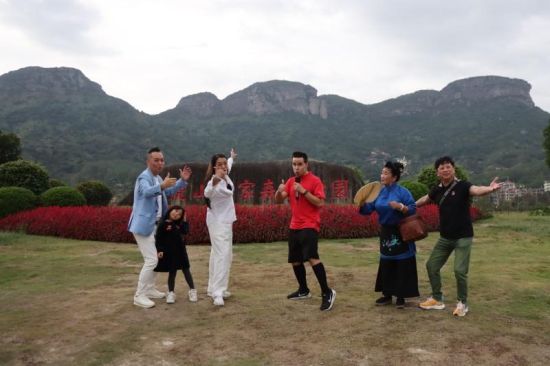 ÃÀ¹úÍøÂç´ïÈ˺ú°²ÕýÓ븣Öݱ¾ÍÁÍøÂç´ïÈËÀµ¶·¼¡¢ÈýÉôÆÅ¡¢ÍÁ¶¹¡¢ÀîÅÎÅÎÔÚÎ廢ɽÏÂÅÄÒôÀÖ¶ÌÊÓÆµ¡£ ÃÀ¹úÍøÂç´ïÈ˺ú°²ÕýÓ븣Öݱ¾ÍÁÍøÂç´ïÈËÀµ¶·¼¡¢ÈýÉôÆÅ¡¢ÍÁ¶¹¡¢ÀîÅÎÅÎÔÚÎ廢ɽÏÂÅÄÒôÀÖ¶ÌÊÓÆµ¡£