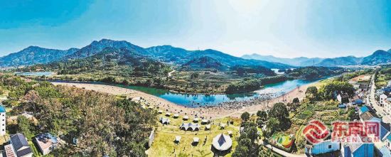 云气诗滩游客如织。 云气诗滩游客如织。