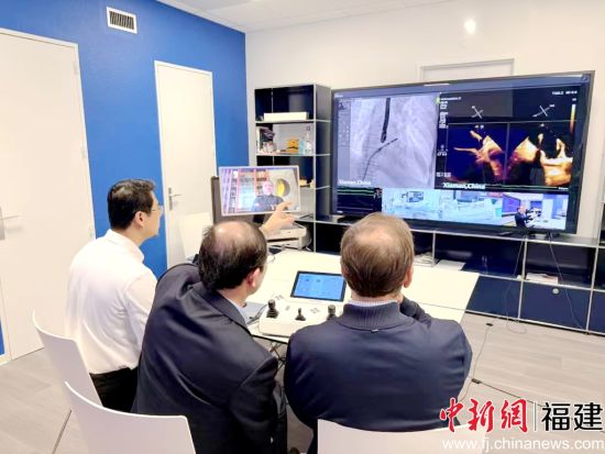 图为中法两国团队远程协同操作完成手术。厦心医院 供图 图为中法两国团队远程协同操作完成手术。厦心医院 供图