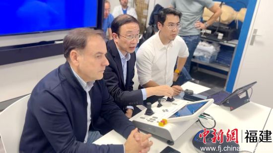 图为厦心医院王焱教授在法国操作机器人控制器。厦心医院 供图 图为厦心医院王焱教授在法国操作机器人控制器。厦心医院 供图