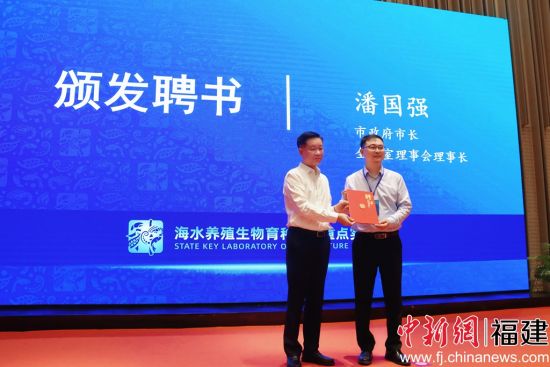 现场颁发全重室主任聘书。叶金秋 摄 现场颁发全重室主任聘书。叶金秋 摄