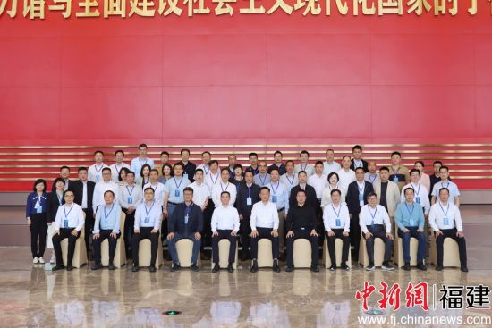 合影留念。叶金秋 摄 合影留念。叶金秋 摄