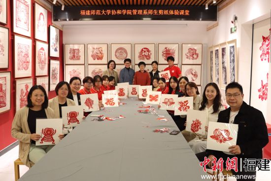 图为师生体验浦城非遗剪纸技艺。邱敏婷 摄 图为师生体验浦城非遗剪纸技艺。邱敏婷 摄