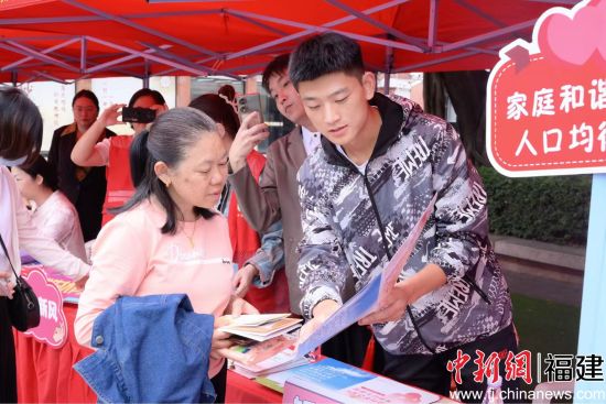 活动现场,工作人员向市民介绍活动内容。   活动现场,工作人员向市民介绍活动内容。