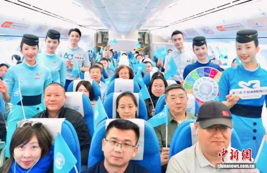 图为厦航机组人员与旅客共庆联合国80周岁生日。厦门航空 供图 图为厦航机组人员与旅客共庆联合国80周岁生日。厦门航空 供图
