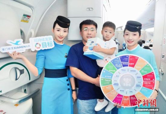 图为厦航机组人员与旅客共庆联合国80周岁生日。厦门航空 供图 图为厦航机组人员与旅客共庆联合国80周岁生日。厦门航空 供图