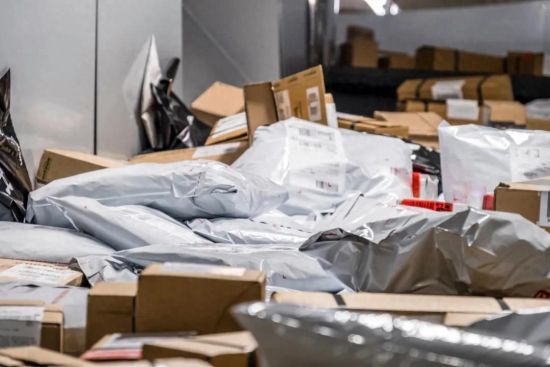 输送机上大量的包裹和袋子。图/图虫创意 输送机上大量的包裹和袋子。图/图虫创意