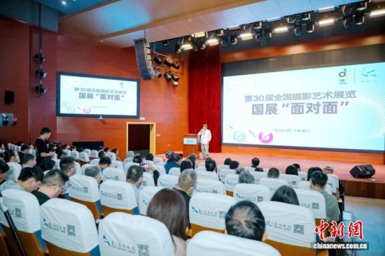 ͼΪȫ¹úÓ°Õ¹¡°Ãæ¶ÔÃæ¡±Ñ§Êõ»î¶¯¡£È«¹úÓ°Õ¹Ö÷°ì·½ ¹©Í¼ ͼΪȫ¹úÓ°Õ¹¡°Ãæ¶ÔÃæ¡±Ñ§Êõ»î¶¯¡£È«¹úÓ°Õ¹Ö÷°ì·½ ¹©Í¼