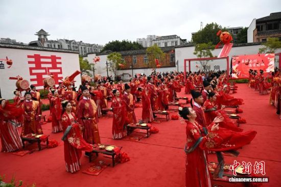 图为抛绣球仪式。中新社记者 吕明 摄 图为抛绣球仪式。中新社记者 吕明 摄