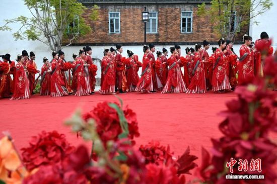 图为新人们步入婚礼仪式现场。中新社记者 吕明 摄 图为新人们步入婚礼仪式现场。中新社记者 吕明 摄