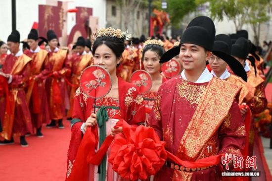 图为新人们准备进场。中新社记者 吕明 摄 图为新人们准备进场。中新社记者 吕明 摄